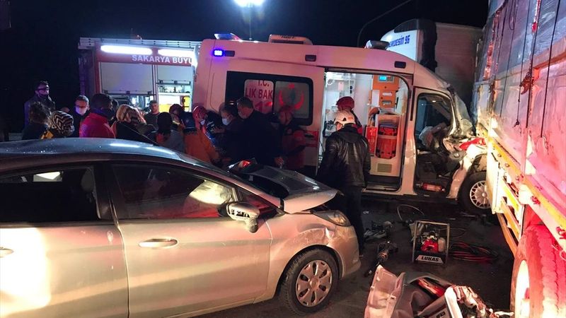 Sakarya'da ambulansın da karıştığı zincirleme kaza