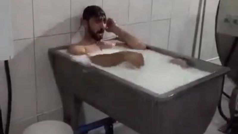 Konya'da süt banyosu yapan şahıs, lastikçide işe başladı