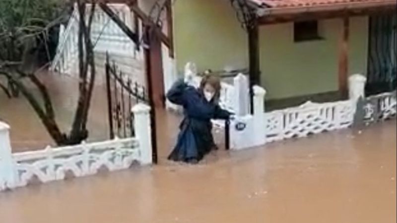 İzmir'de alkışlar sağlık çalışanına: Hastaya ulaşmak için beline kadar suya girdi