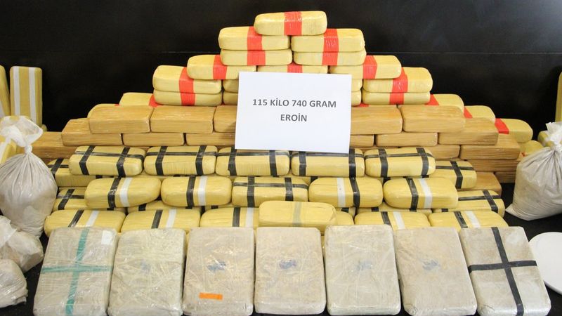 Antalya'da uyuşturucu tacirlerine operasyon