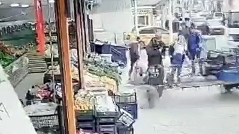 Düzce'de kamyonun çarptığı patpat markete girdi