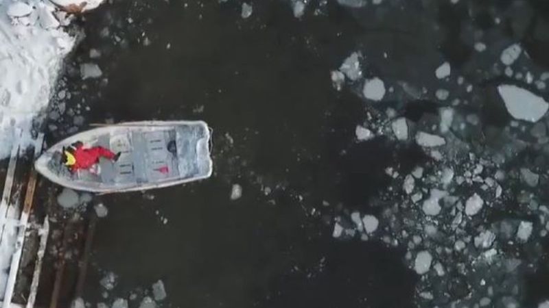 Finlandiya'da buz kaplı denizde saatlerce mahsur kaldı