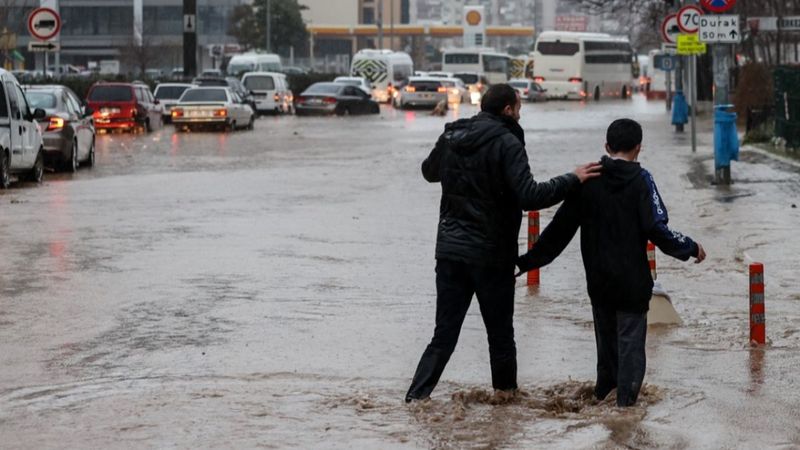 İzmir Valiliğinden sel uyarısı: Dışarı çıkmayın