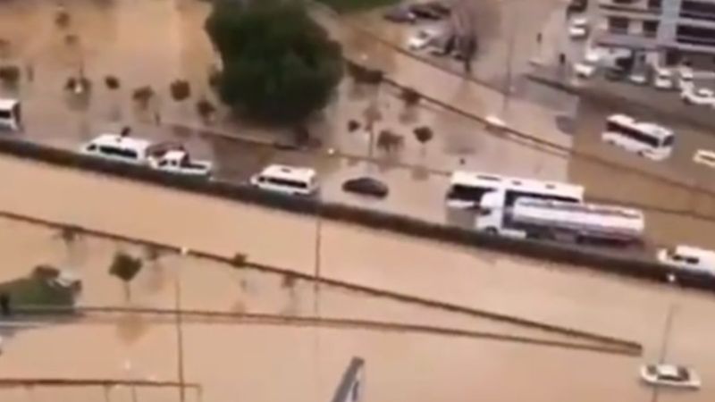 İzmir'de yağış sonrası yolları göle döndü