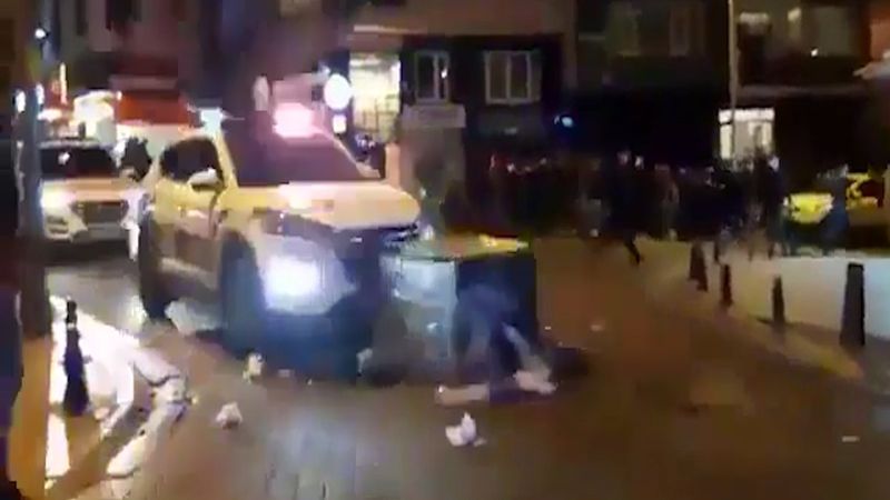 Kadıköy'de toplanan eylemciler polis araçlarına saldırdı