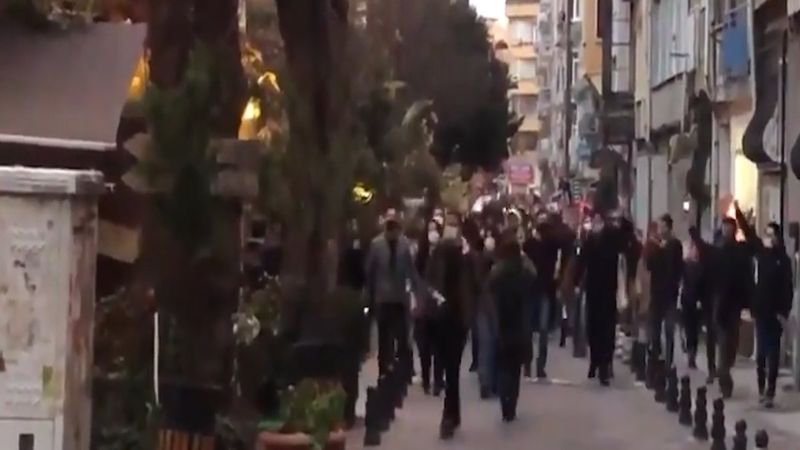 Kadıköy'de Boğaziçi'ne destek için tencereli tavalı eylem