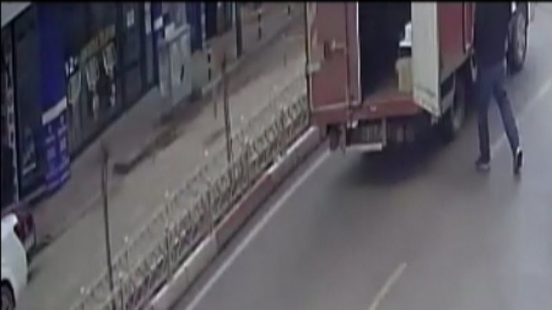 Bursa'da kamyonetin kapısı, yayaya çarptı