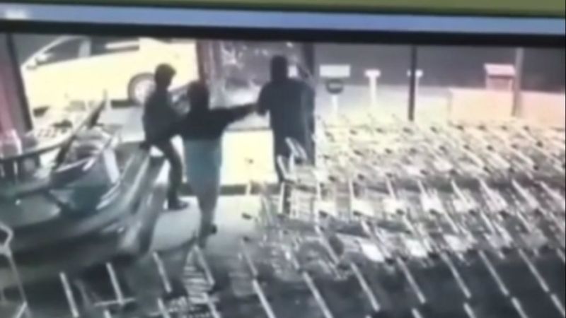 Avcılar'daki market soygunu kamerada