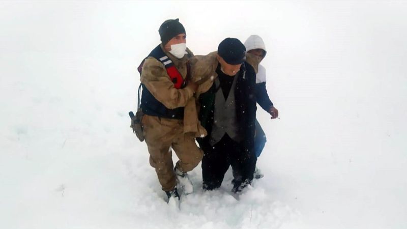 Erzincan'da donma tehlikesi geçiren vatandaşın yardımına Mehmetçik yetişti