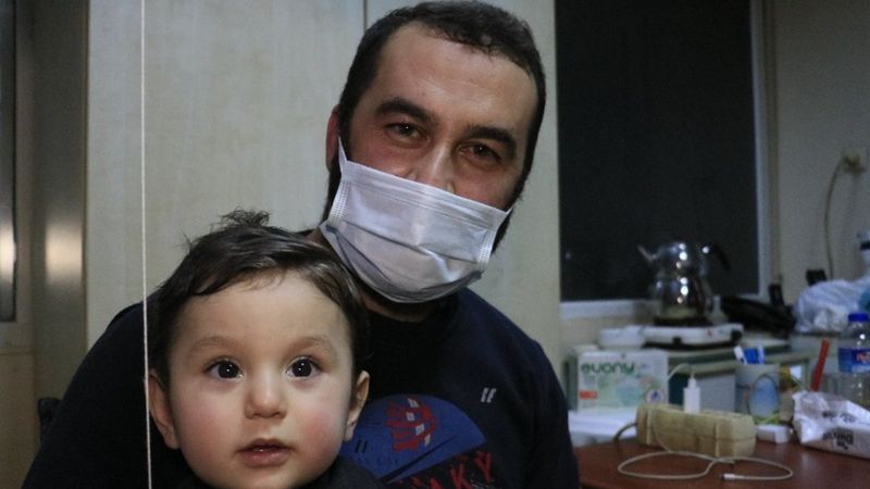 Adana'da Suriyeli bebeği ölümden polis kurtardı