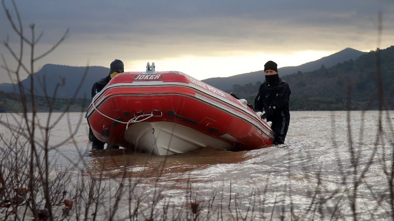 Çanakkale'de baraj suyunda kaybolan kişiyi arama çalışmaları