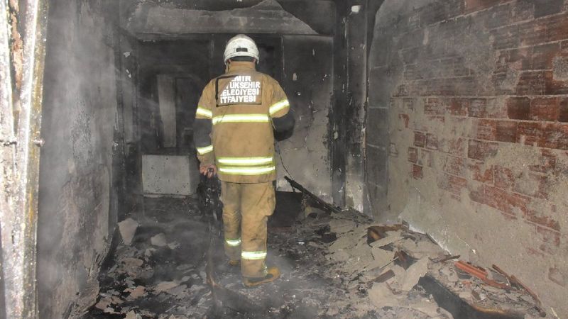 İzmir'de 10 katlı binada yangın çıktı