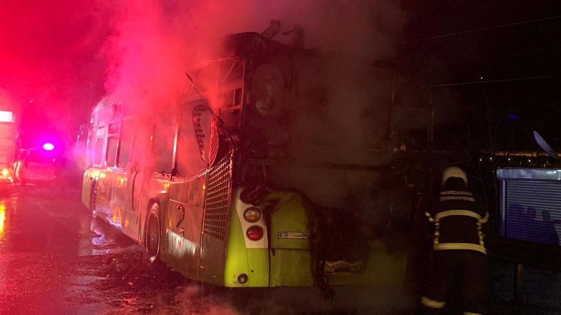 Kocaeli'de halk otobüsü alev aldı