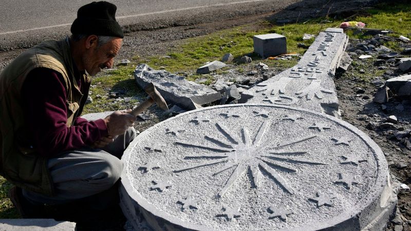 Şanlıurfa'da 1 tonluk bazalt taşından Cumhurbaşkanlığı forsu yapıyor