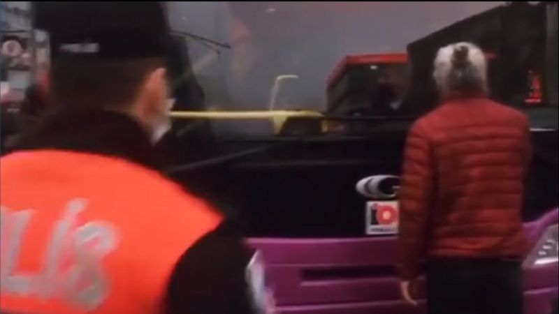 Kadıköy'de duran adam eylemi girişimi