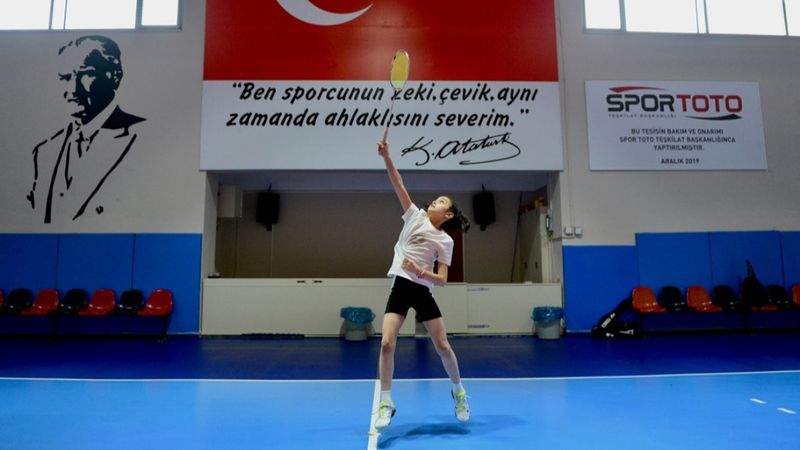 Elif Nur, badmintonda milli forma için 60 kilometre yol katediyor