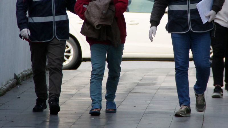 Antalya'da ayakkabısız kaçan hırsız, terlikle adliyeye gitti