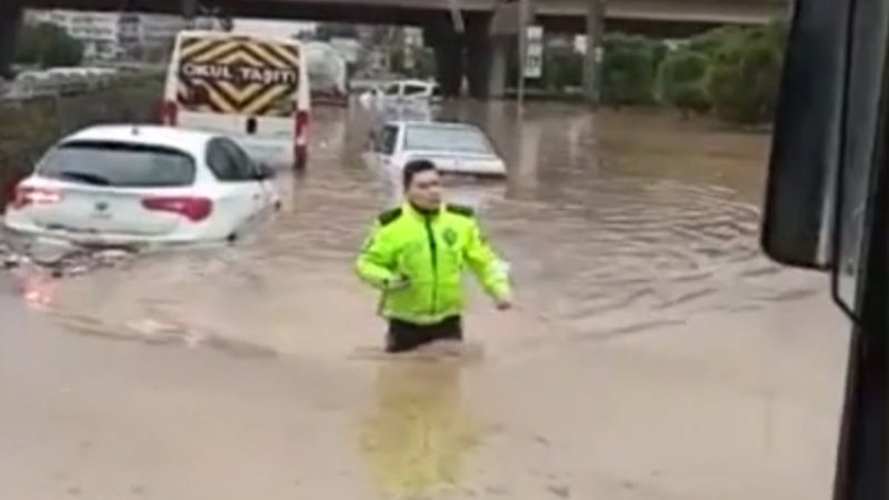 İzmir'de suya giren polis takdir topladı
