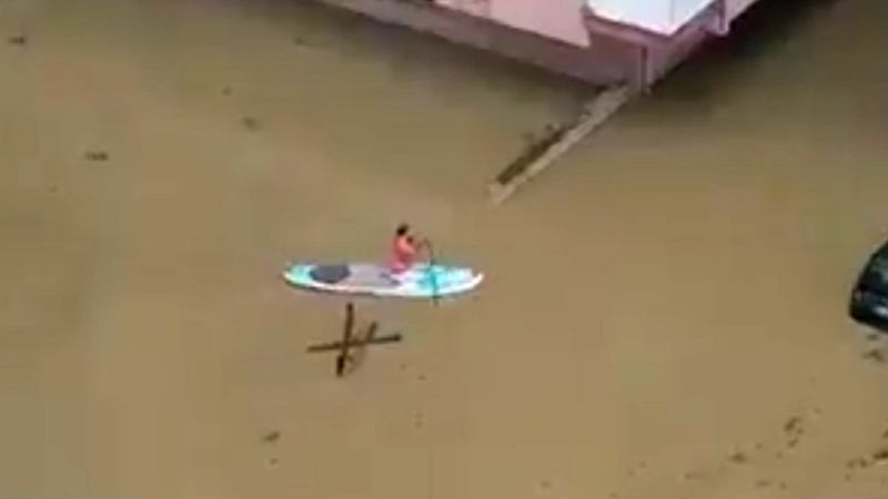 İzmir sokaklarında sörf tahtasıyla gezen vatandaş