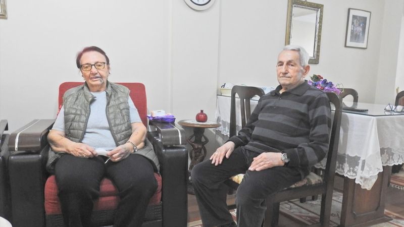 İzmir'de yaşlı çiftin evine girip darbettiler