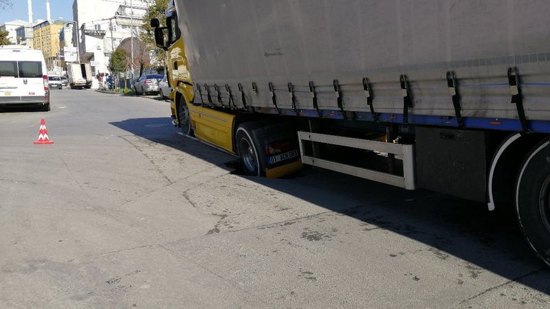 Bağcılar'da yol çökünce iplik yüklü tır yolda kaldı