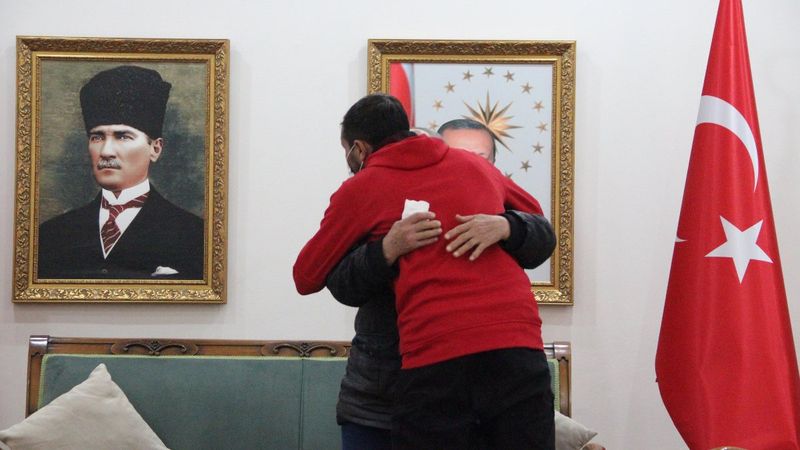 Evlat nöbetindeki bir anne daha oğluna kavuştu