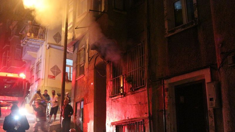 Beyoğlu'nda 4 katlı binada yangın çıktı