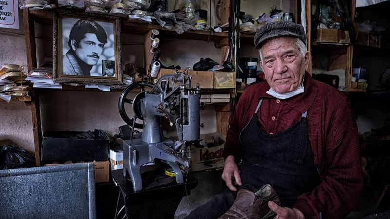 60 yıllık Konyalı kunduracı, tezgahıyla 3 kızına üniversite okuttu