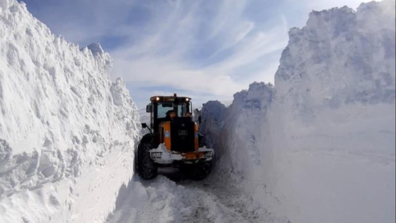 Van'da karlı yolları açma mücadelesi
