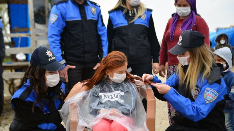 Adana'da polisten çocuklara kuaför sürprizi