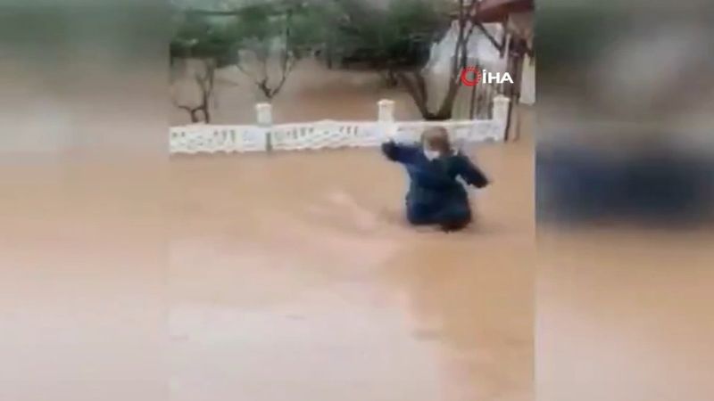 Bakan Koca, selde beline kadar suya giren hemşirenin görüntülerini paylaştı