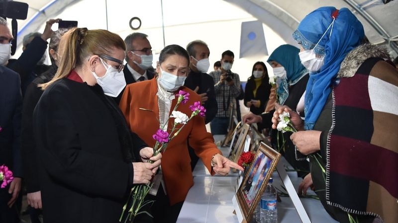 Ruhsar Pekcan'dan Diyarbakır annelerine ziyaret