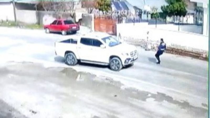 Adana'da jandarma, şoförsüz hareket eden aracı durdurup faciayı önledi