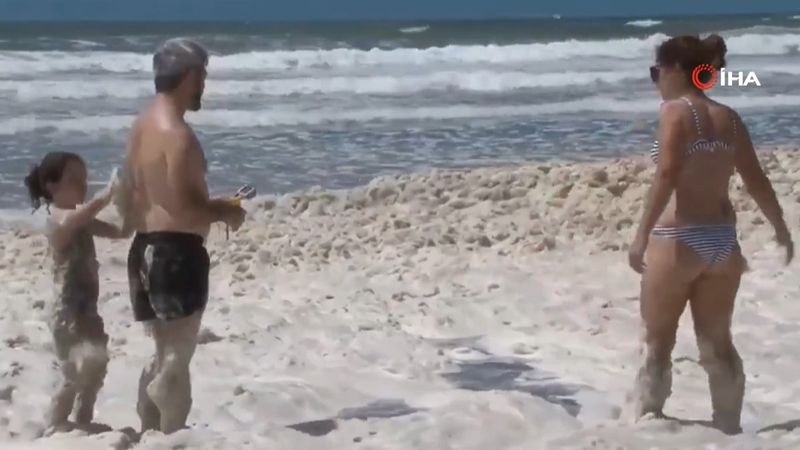 Arjantin’in gözde plajı köpürdü