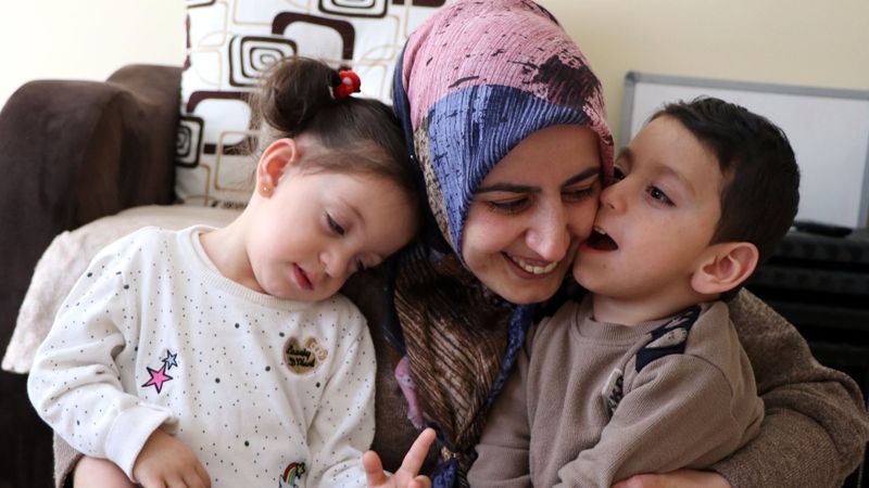 Van'da yürüme engelli ikizler tedavi için yardım bekliyor