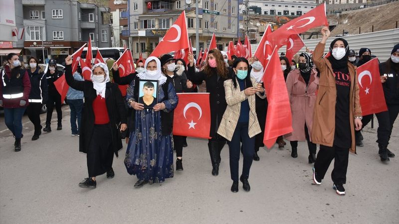 Şırnaklı aileler HDP İl Başkanlığı önünde eylem yaptı
