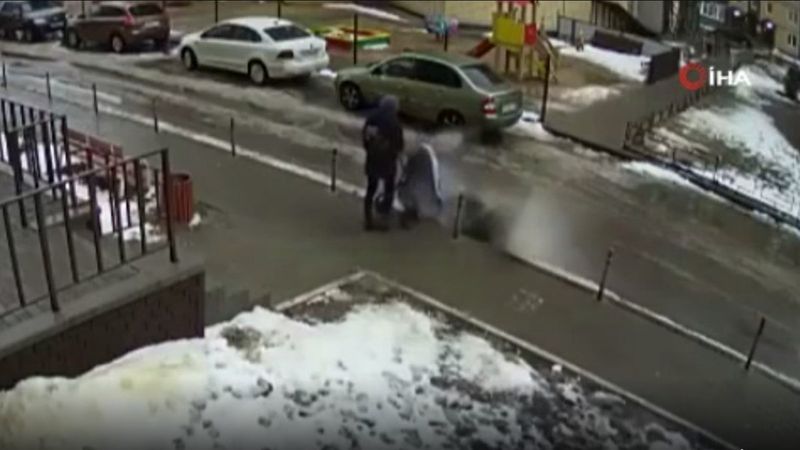 Rusya’da balkondan bakan kişi 5 aylık bebeğin üzerine düştü