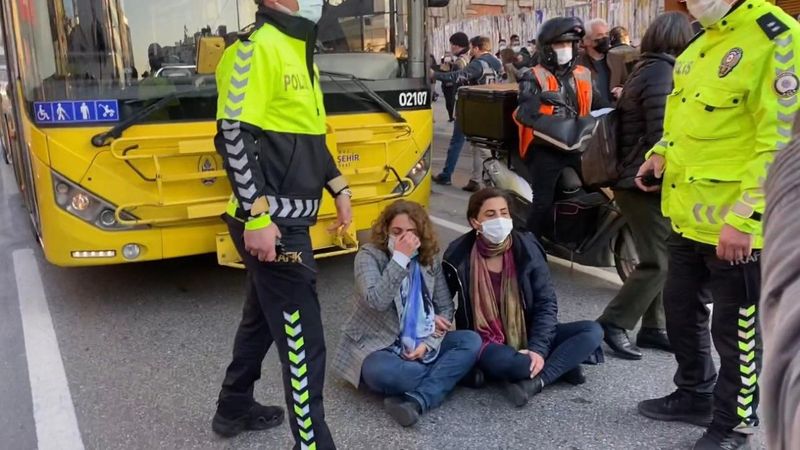 Kadıköy'de HDP milletvekilleri yol kapattı, trafik felç oldu
