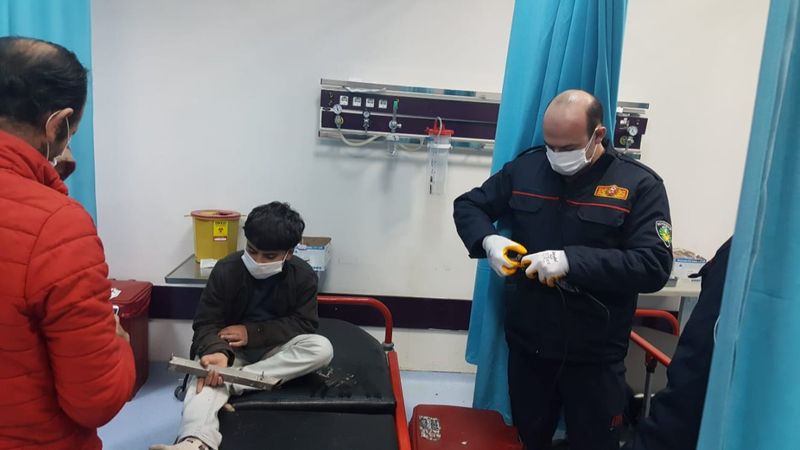 Malatya'da parmağı demire sıkışan çocuğu, itfaiye kurtardı