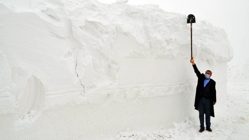 Muş'ta 6 metre karla zorlu mücadele 