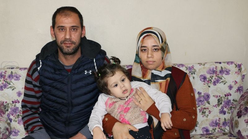 Adana'da 3 yaşındaki kızın yürüyebilmesi için yardım bekleniyor