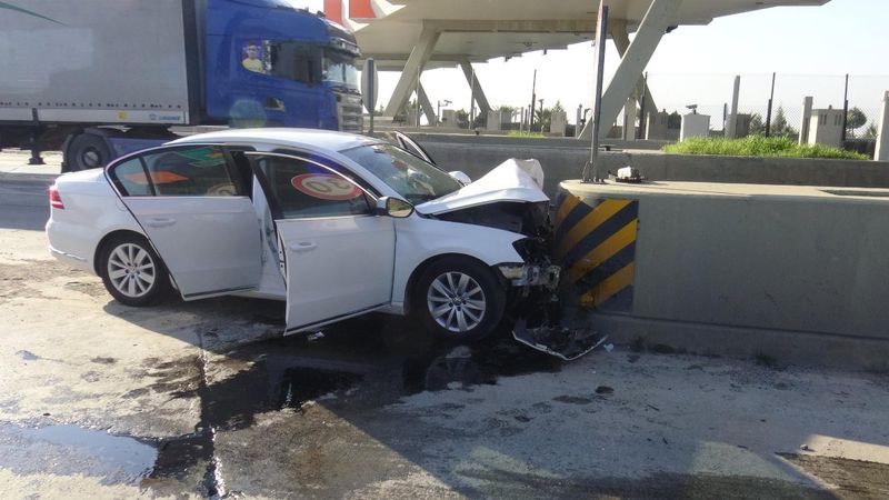 Aydın'da otomobil gişeye çarptı