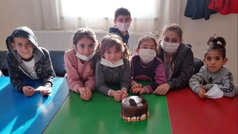 Muş'ta pasta yemeyen çocuk kalmaması için köy köy geziyor