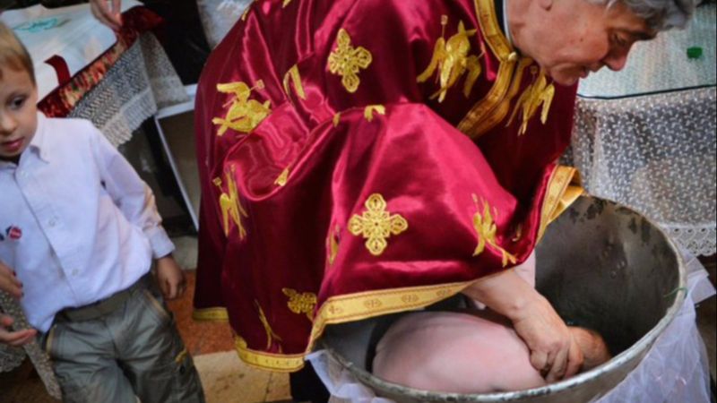 Romanya'da vaftiz edilen 6 haftalık bebek öldü