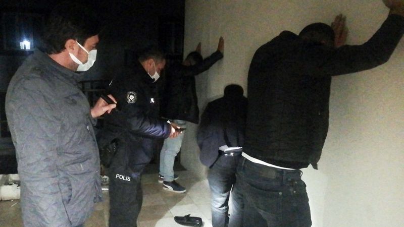 Osmaniye'de kumar oynanan ofise baskın: 15 kişiye 133 bin lira ceza