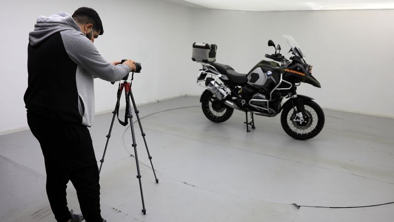 Antalya'da ikinci el araç piyasası için 'oto-foto' stüdyosu kurdu