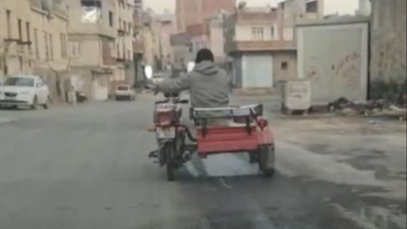 Gaziantep'te tekeri patlayan motoru sepete oturarak sürdü