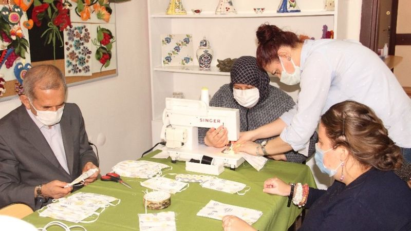 Afyonkarahisar'da terapi gören hastalar, maske dikerek iyileşiyor