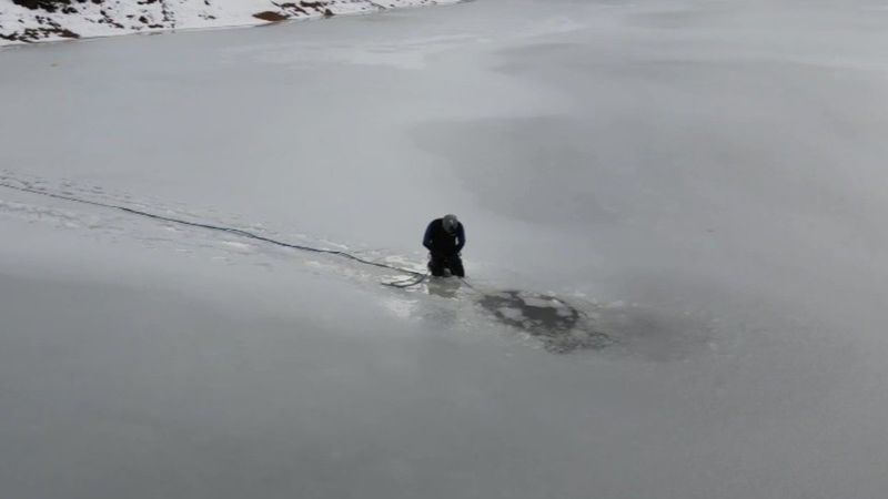 Bursalı dağcı, buz kırılınca suya düştü