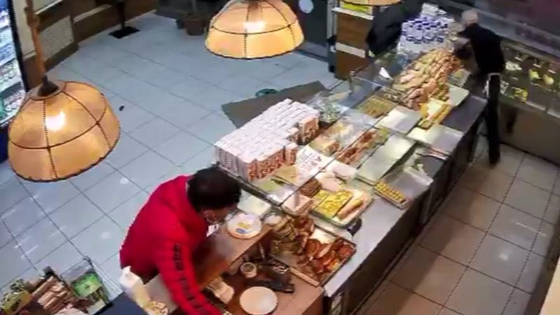 Esenyurt'ta pastanedeki kasadan para çalan hırsızlar kamerada